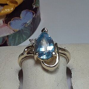 Estate 1.52ctw Natural Pear Blue Topaz & Diam Looping 4.3g 10Kt Y/Gold Ring20409